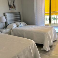 Отель Rentcostadelsol Apartamento Fuengirola - Doña Sofía 5E Фуэнхирола комната для гостей