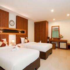 Отель Deva Suites Patong сейф в номере
