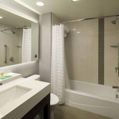 Hyatt Place Santa Cruz in Santa Cruz, United States of America from 217$, photos, reviews - zenhotels.com bathroom