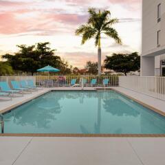 Отель Hampton Inn Suites Sarasota/Bradenton Airport бассейн