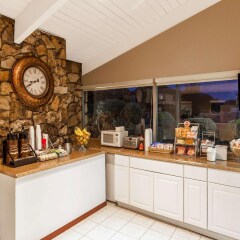 Отель Super 8 by Wyndham Canoga Park США, Лос-Анджелес - отзывы, цены и фото номеров - забронировать отель Super 8 by Wyndham Canoga Park онлайн питание фото 2