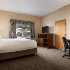 Отель Days Inn & Suites by Wyndham Brooks удобства в номере фото 2