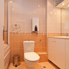 Отель FM Deluxe 1-BDR Apartment in Prestige City Sunny Болгария, Солнечный берег - отзывы, цены и фото номеров - забронировать отель FM Deluxe 1-BDR Apartment in Prestige City Sunny онлайн ванная фото 2