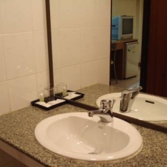 Апартаменты Sunwest Apartment Пхукет ванная
