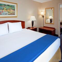 Holiday Inn Express Hotel & Suites Reading комната для гостей фото 2