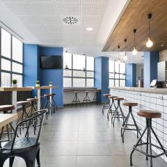 Отель Tryp Madrid Airport Suites Испания, Мадрид - отзывы, цены и фото номеров - забронировать отель Tryp Madrid Airport Suites онлайн гостиничный бар