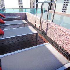Отель Aspira Hiptique Sukhumvit 13 бассейн