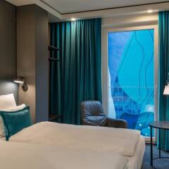 Отель Motel One Berlin-Alexanderplatz Германия, Берлин - 1 отзыв об отеле, цены и фото номеров - забронировать отель Motel One Berlin-Alexanderplatz онлайн комната для гостей фото 2