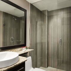 Отель Ramada Plaza by Wyndham Toronto Downtown Канада, Торонто - отзывы, цены и фото номеров - забронировать отель Ramada Plaza by Wyndham Toronto Downtown онлайн ванная