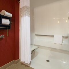 Отель Hampton Inn Columbus-International Airport ванная фото 2
