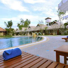 Отель Chalong Villa Resort and Spa бассейн