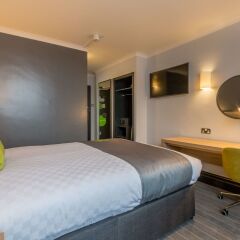Отель Thistle Express Luton сейф в номере