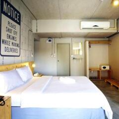 Отель The Warehouse Bangkok сейф в номере