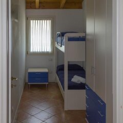 Отель Montecolo Resort Манерба-дель-Гарда сейф в номере