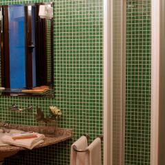 Отель AinB Las Ramblas-Guardia Apartments Испания, Барселона - 1 отзыв об отеле, цены и фото номеров - забронировать отель AinB Las Ramblas-Guardia Apartments онлайн ванная