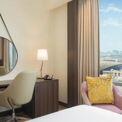 Отель Hampton by Hilton Dubai Airport ОАЭ, Дубай - 1 отзыв об отеле, цены и фото номеров - забронировать отель Hampton by Hilton Dubai Airport онлайн удобства в номере фото 2
