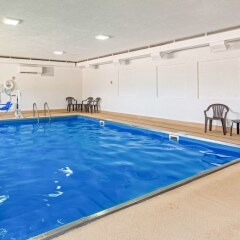 Отель Quality Inn & Suites бассейн