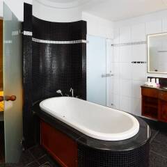 Отель Radisson Blu Royal Astorija Hotel Литва, Вильнюс - 3 отзыва об отеле, цены и фото номеров - забронировать отель Radisson Blu Royal Astorija Hotel онлайн ванная