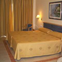 Hotel Las Arenas сейф в номере