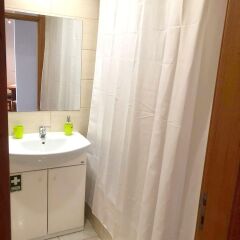 Отель With one Bedroom in Santa Cruz, With Wonderful sea View, Enclosed Garden and Wifi - 1 km From the Beach Португалия, Санта-Крус - отзывы, цены и фото номеров - забронировать отель With one Bedroom in Santa Cruz, With Wonderful sea View, Enclosed Garden and Wifi - 1 km From the Beach онлайн ванная