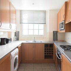 Отель Incredible 4 bedroom family home with roof terrace in Kensington в номере