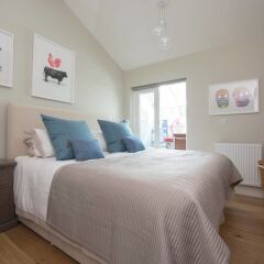 Отель Chic 2 Bedroom Garden House in Dalston комната для гостей фото 4