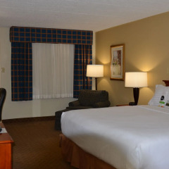 Отель Clarion Inn Frederick Event Center сейф в номере