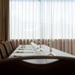 Отель Holiday Inn Athens Attica Av. Airport West с домашними животными