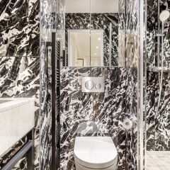 Отель Luxury 3 Bedroom 3 bathroom in Heritage Building - AC - Louvre Париж ванная