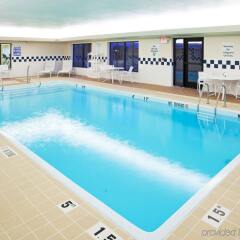 Отель Holiday Inn Express and Suites Lafayette East бассейн