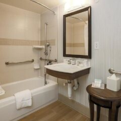 Отель Hilton Garden Inn Los Angeles/Hollywood Лос-Анджелес ванная