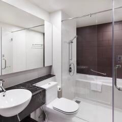 Отель PARKROYAL Serviced Suites Kuala Lumpur Малайзия, Куала-Лумпур - 1 отзыв об отеле, цены и фото номеров - забронировать отель PARKROYAL Serviced Suites Kuala Lumpur онлайн ванная
