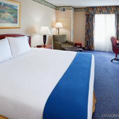Holiday Inn Express Hotel & Suites Reading комната для гостей фото 4