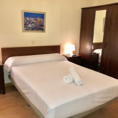Отель Hostal Arriaza сейф в номере