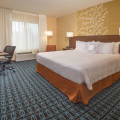 Отель Fairfield Inn & Suites by Marriott Frederick комната для гостей фото 4
