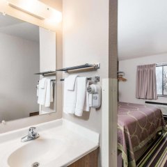 Super 8 by Wyndham Kalispell Glacier National Park in Kalispell, United States of America from 121$, photos, reviews - zenhotels.com bathroom