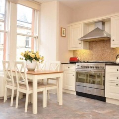 Отель Traditional 2 Bedroom Flat With Views of Portobello Beach Эдинбург в номере