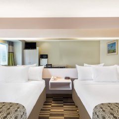 Отель Microtel Inn & Suites by Wyndham Richmond Airport США, Сандстон - отзывы, цены и фото номеров - забронировать отель Microtel Inn & Suites by Wyndham Richmond Airport онлайн комната для гостей фото 4
