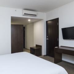 Отель Holiday Inn Express Guadalajara Autonoma Мексика, Запопан - отзывы, цены и фото номеров - забронировать отель Holiday Inn Express Guadalajara Autonoma онлайн удобства в номере фото 2
