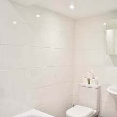 Отель Modern 2 Bedroom House by the Station ванная