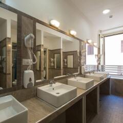Отель Alessandro Downtown Hostel Италия, Рим - 1 отзыв об отеле, цены и фото номеров - забронировать отель Alessandro Downtown Hostel онлайн ванная фото 2