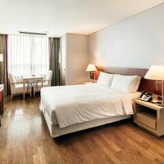 Ramada Hotel And Suites Seoul Namdaemun Сеул комната для гостей фото 2