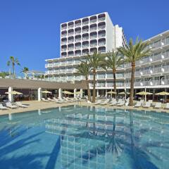 Отель Sol House The Studio Calviá Beach Испания, Магалуф - 1 отзыв об отеле, цены и фото номеров - забронировать отель Sol House The Studio Calviá Beach онлайн бассейн фото 3