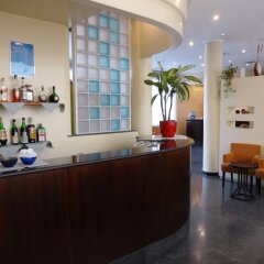 Отель iH Hotels Milano Blu Visconti Треццано-суль-Навиглио гостиничный бар