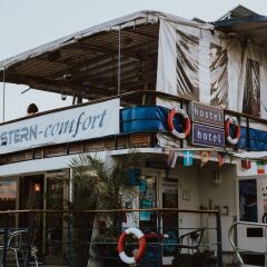 Отель Eastern & Western Comfort Hostelboat спортивное сооружение