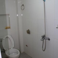 Отель Ngoc Mai Guesthouse Вьетнам, Буонматхуот - отзывы, цены и фото номеров - забронировать отель Ngoc Mai Guesthouse онлайн ванная