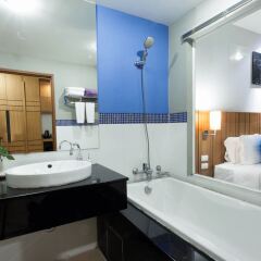 Отель Andakira Hotel Таиланд, Пхукет - отзывы, цены и фото номеров - забронировать отель Andakira Hotel онлайн ванная