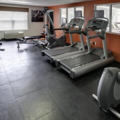 Отель Country Inn & Suites Columbus Airport-East фитнесс-зал фото 4