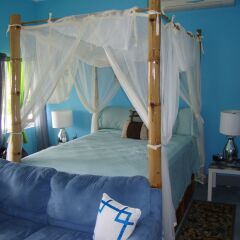Отель By The Sea Vacation Home And Villa комната для гостей