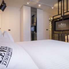 Отель Level Luxury Suites сейф в номере